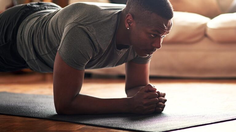 व्यस्त लोगों के लिए 20 मिनट के बेस्ट होम वर्कआउट्स