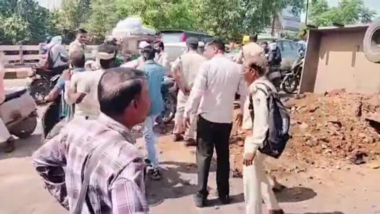 ग्वालियर: महालेखाकार पुल पर मिनी-ट्रक से महिला गंभीर रूप से घायल, चालक मौके से फरार