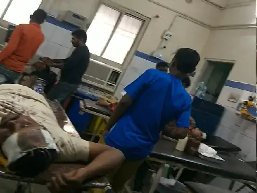 रास्ते पर खड़ी बाइक बनी विवाद की वजह: कुल्हाड़ी-लाठी से हमला