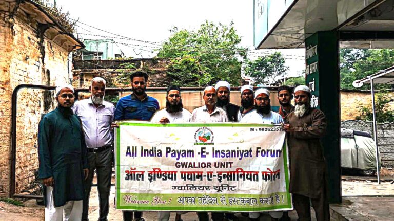 भूखों को खाना खिलाना सच्ची इंसानियत*