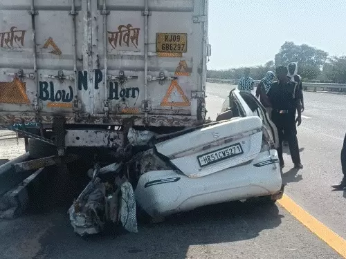 पूर्वांचल एक्सप्रेस-वे पर भीषण हादसा: 135 की रफ्तार में खड़े ट्रेलर से टकराई कार, 5 की मौत